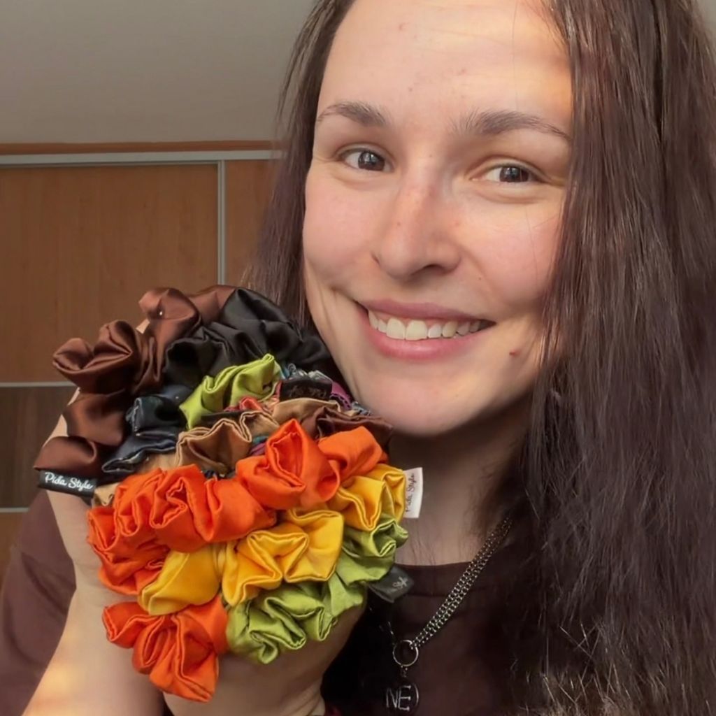 Zákaznice s náručí barevných scrunchies gumiček